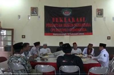 Sejumlah orang yang mengaku sebagai dukun mendeklarasikan Persatuan Dukun Nusantara (Perdunu) yang digelar di salah satu ruangan gedung di Desa Sumberarum, Kecamatan...