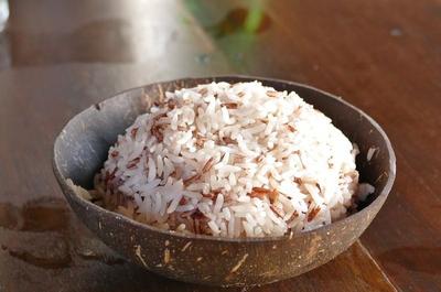 Tapi tenang, ada cara yang bisa kamu lakukan untuk mengatasi nasi kurang matang agar tidak keras daat dimakan.