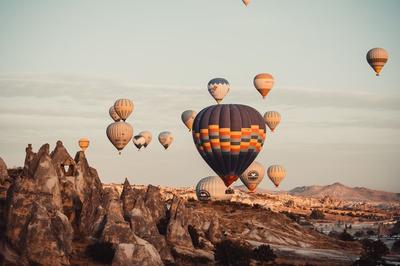 Akhir April menjadi salah satu waktu terbaik naik balon udara di Cappadocia karena cuacanya yang hangat dan relatif lebih nyaman.